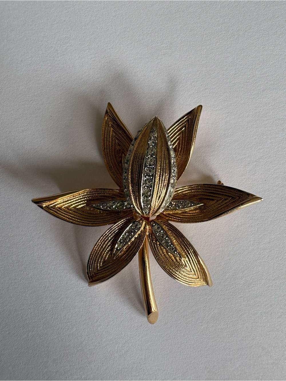 Vintage Kramer Clear‎ Rhinestone Gold Tone Flower Brooch Pin Orchid Water Lily
